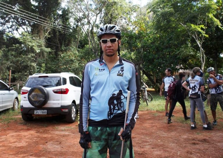 Fabiano Cesário posando pra foto