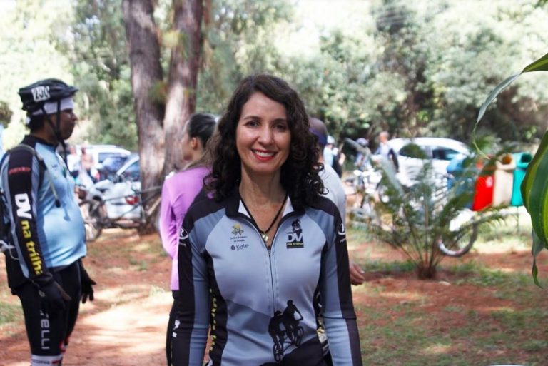 Simone Cosenza com um sorriso no rosto