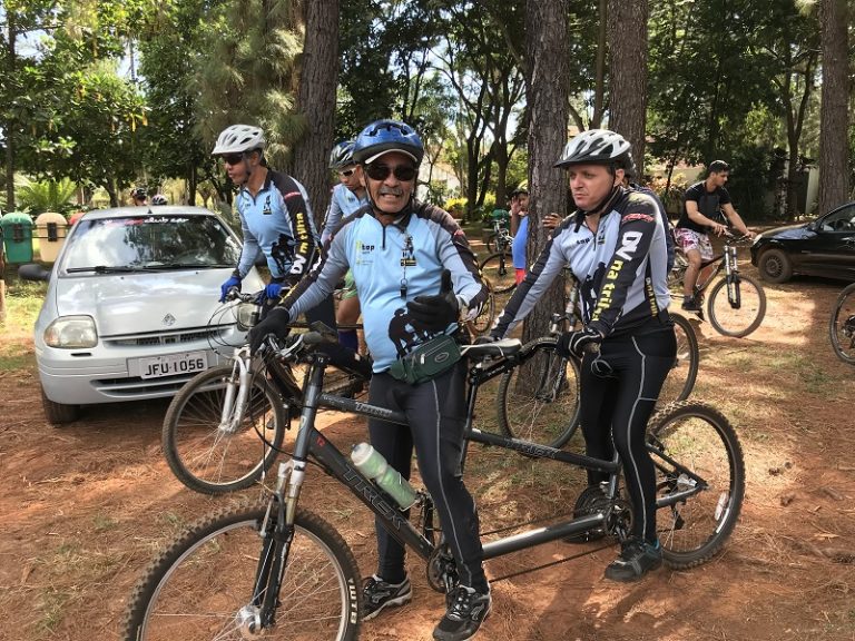 Tião e Luciano Ambrósio, sobre a Tandem, posando pra foto